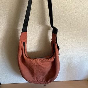 BAGGU medium crescent rhubarb